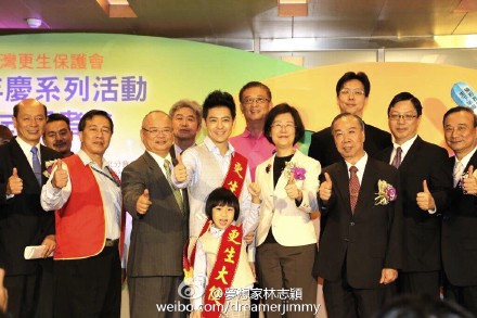 @夢想家林志穎: 十年前，在我父亲引荐下，我成为台湾更生大使；十年后，我带着kimi，让他也来做更生大使，希望爱心和关怀继续传递，希望大家多多帮助和关心更生人士（刑满释放人员），让他们不受歧视能重新开始新生活。感恩。[good]