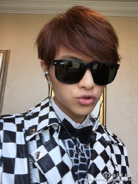 @王子_邱勝翊: #王子邱胜翊#來我身上下西洋棋吧[嘻嘻]