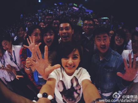 @陳意涵: 呼和浩特～我們走啦～謝謝你們今天熱情相挺，我下次來會記得游泳要繞圈圈游然後記得吃燒賣[色][色][色][色]#8月7日看新步步惊心#@楊祐寧YOYANG 