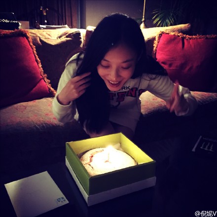 @倪妮V: 感激圆圆姐跟Mark哥给我的生日惊喜[心]@高圆圆 @HERO趙又廷 今年因为时差貌似要过两次生日，北京的过完了，加拿大的才刚刚开始[哈哈]感谢一路陪伴的小伙伴们，有心了[鲜花]