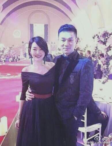 @小S: 感謝CH WEDDING 幫我做了一件這麼美的禮服，讓我榮登婚禮當晚第二美女明星!第一美當然是新娘~名次是由知名人士徐熙娣小姐決定~