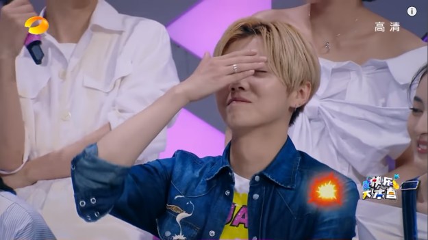 12 LUHAN TORN JEANS BLONDE HAIR AEROPLANE