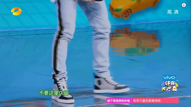31 LUHAN CHANGED HIS PANTS